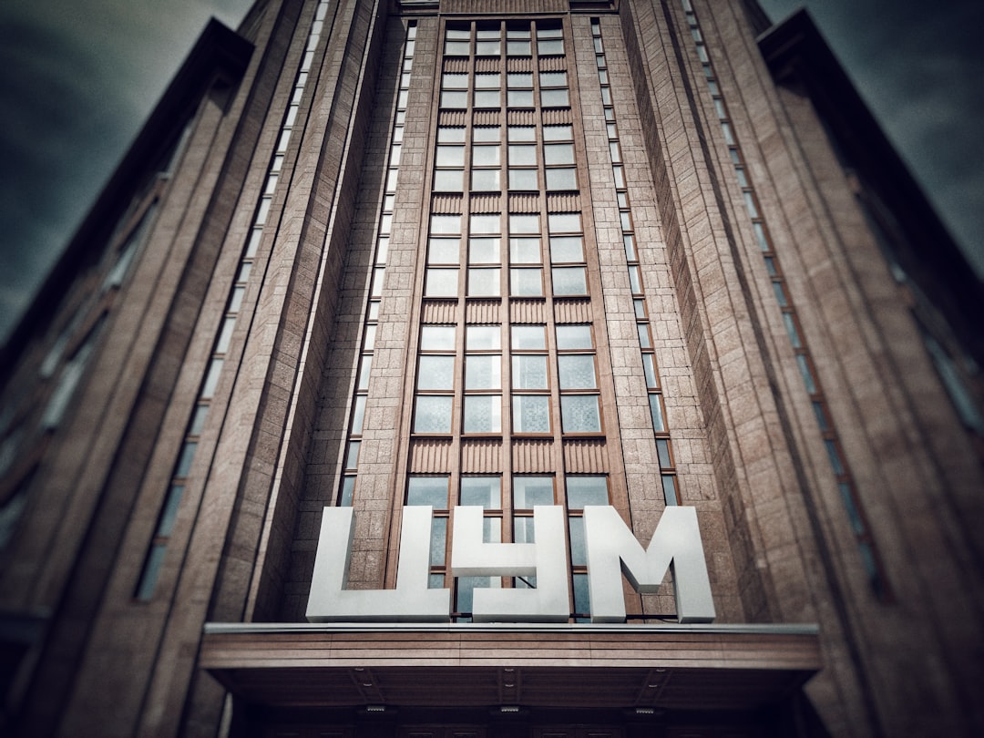 vLLM 部署 Llama-4 显存优化全流程